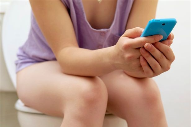 Vừa dùng smartphone vừa đi toilet là thói quen của không ít người, nhưng có hại cho sức khỏe