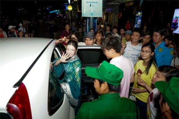 Lễ hội áo dài TP.HCM 2018, lý nhã kỳ, sao việt, nguyễn huệ