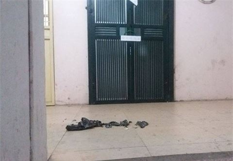 Sau khi nhét tỏi vào miệng cô gái trẻ, 2 thầy cúng đã được gọi đến trợ giúp Châu Việt Cường