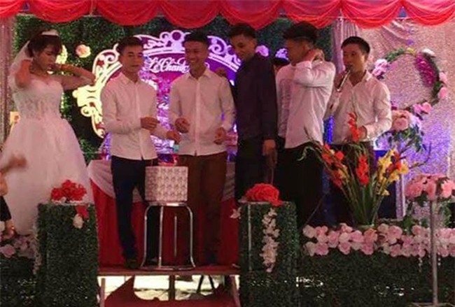 Chú rể Yên Bái dở mếu với 1,4 kg tiền lẻ quà cưới của bạn thân - ảnh 1