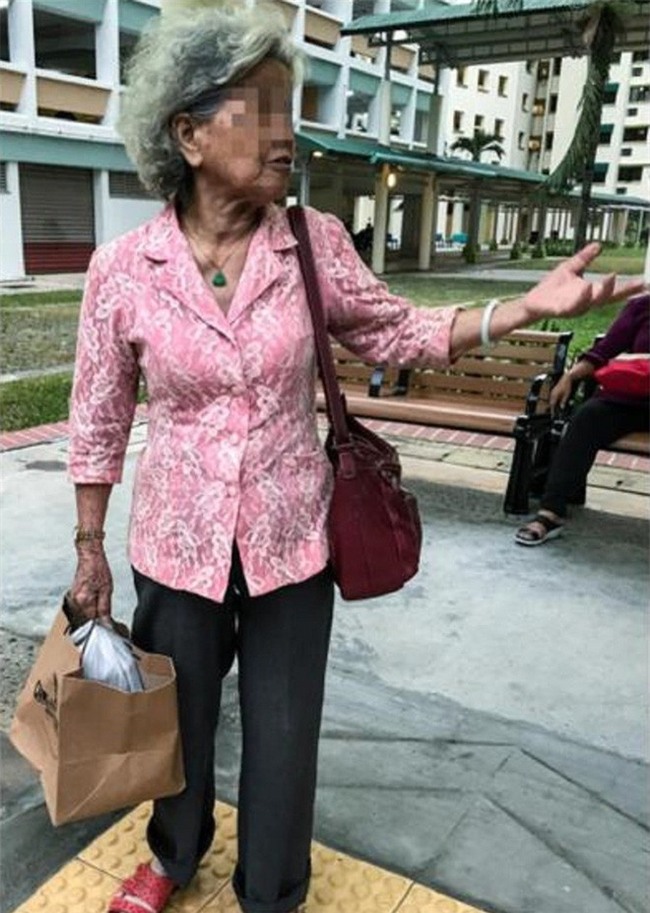 Mẹ già mỗi ngày đi xe buýt mang đồ ăn cho con gái góa chồng và thái độ của cô khiến mọi người phẫn nộ - Ảnh 2.