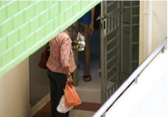 Mẹ già mỗi ngày đi xe buýt mang đồ ăn cho con gái góa chồng và thái độ của cô khiến mọi người phẫn nộ - Ảnh 3.