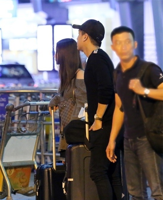 Hình ảnh Tiến Dũng và bạn gái ở sân bay trước đó được chụp lại.  - Tin sao Viet - Tin tuc sao Viet - Scandal sao Viet - Tin tuc cua Sao - Tin cua Sao