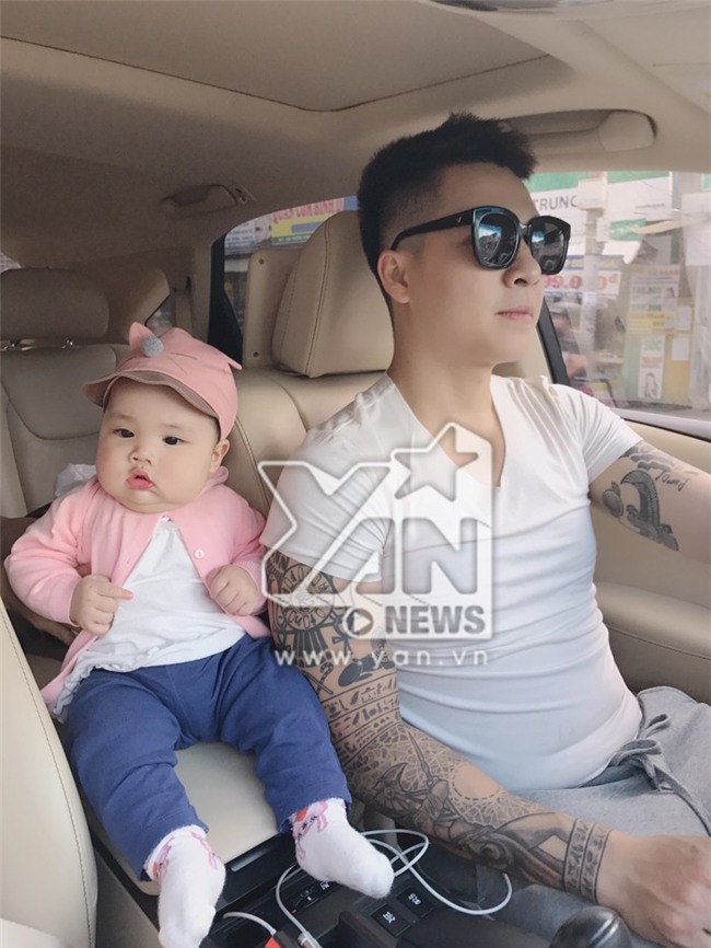 Hình ảnh&nbsp;hiếm hoi nam ca sĩ Tiến Dũng chụp ảnh cùng con gái.&nbsp; - Tin sao Viet - Tin tuc sao Viet - Scandal sao Viet - Tin tuc cua Sao - Tin cua Sao