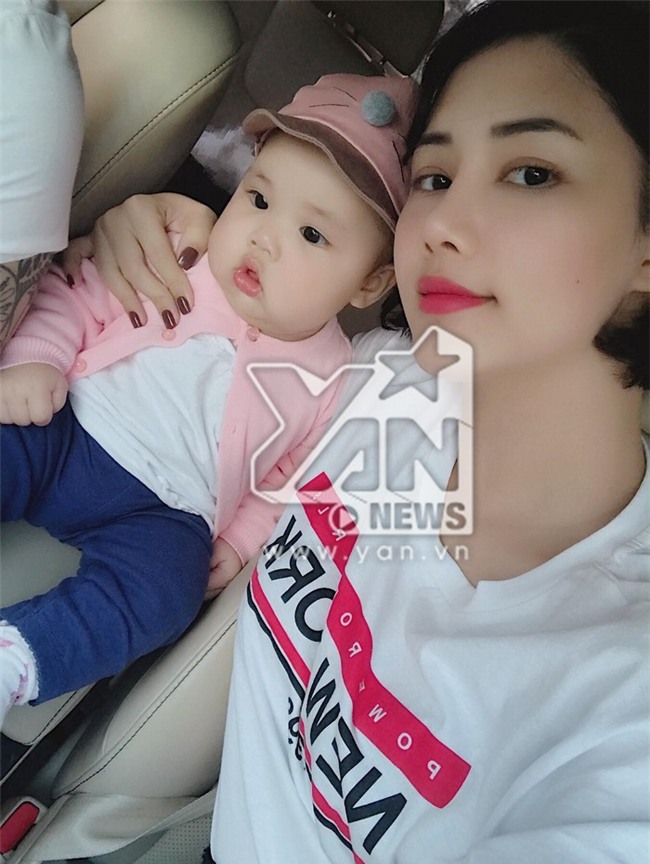 Trang Linh chụp ảnh cùng con gái với biểu cảm đáng yêu. - Tin sao Viet - Tin tuc sao Viet - Scandal sao Viet - Tin tuc cua Sao - Tin cua Sao