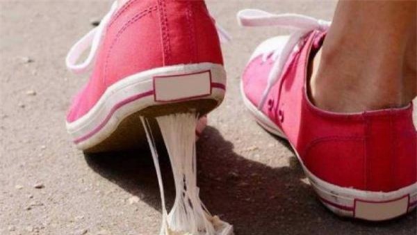 meo xu ly vet o ban, ba keo cao su tren giay chi em nen biet! - 2