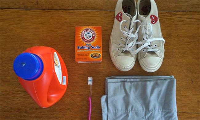 meo xu ly vet o ban, ba keo cao su tren giay chi em nen biet! - 3