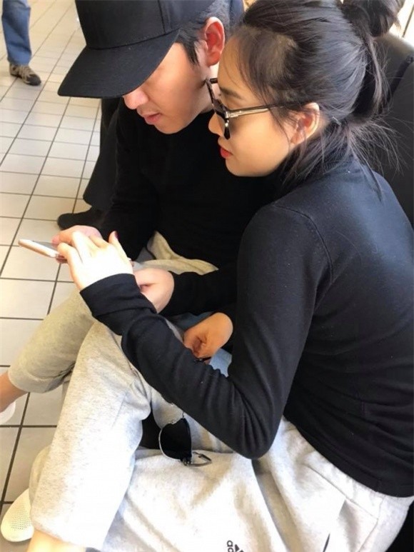 Nhã Phương tựa vào vai Trường Giang chăm chú nhìn điện thoại. - Tin sao Viet - Tin tuc sao Viet - Scandal sao Viet - Tin tuc cua Sao - Tin cua Sao