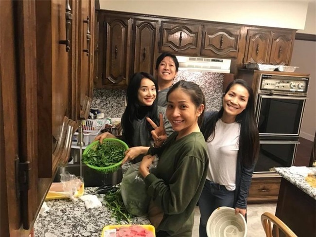Trước đó, chồng của Hồng Ngọc chia sẻ trên Facebook cá nhân hình ảnh cặp đôi. Kèm theo đó, anh viết: