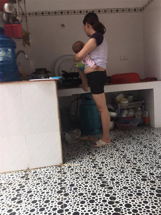 Chùm ảnh: Một tay bồng con một tay cân cả thế giới, phụ nữ quả thật là những là siêu nhân - Ảnh 1.