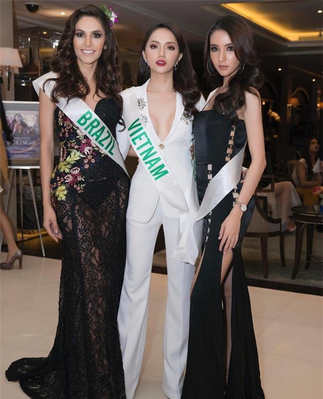 Hương Giang Idol nổi bật vô cùng xinh đẹp khi chụp ảnh bên cô bạn thân là đại diện nước chủ nhà Thái Lan. Cả hai người đẹp rất thân thiết ngay từ những ngày đầu khởi động cuộc thi. - Tin sao Viet - Tin tuc sao Viet - Scandal sao Viet - Tin tuc cua Sao - Tin cua Sao