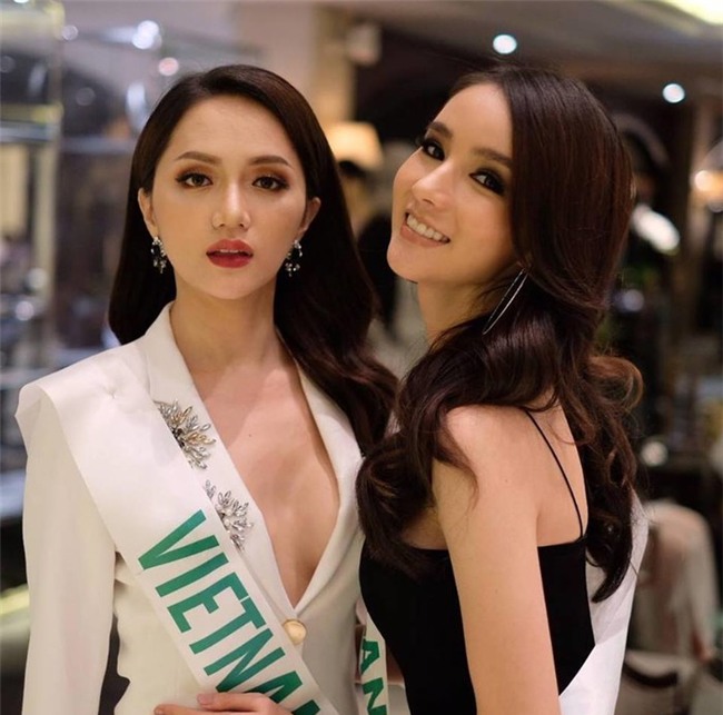 Gương mặt thon gọn nhẹ nhàng mà vẫn gợi cảm, sang trọng, Hương Giang Idol và Yoshi Rinrada chụp ảnh cùng nhau đúng là khó phân thắng bại. - Tin sao Viet - Tin tuc sao Viet - Scandal sao Viet - Tin tuc cua Sao - Tin cua Sao