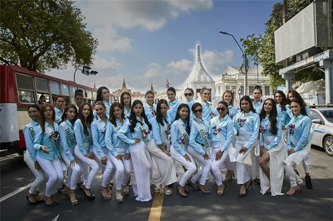 Trong các hoạt động&nbsp;Yoshi Rinrada thường xuyên đứng cạnh Hương Giang Idol. - Tin sao Viet - Tin tuc sao Viet - Scandal sao Viet - Tin tuc cua Sao - Tin cua Sao