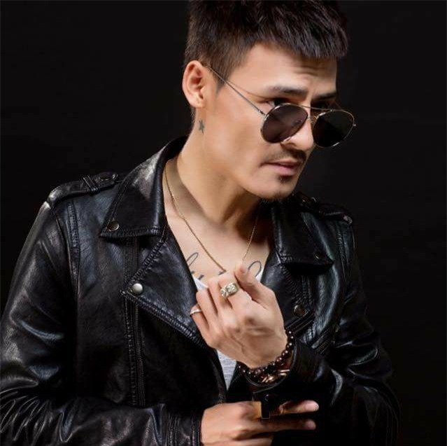 Sau 1 tuần nổi như cồn, hiện tượng Hoa Vinh bị dân mạng tung clip hát live bình thường như hát karaoke-2