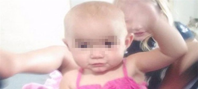 Dắt con gái 1 tuổi về nhà bà ngoại, bà mẹ đau đớn khi chứng kiến con bị chó hàng xóm tấn công tới tử vong