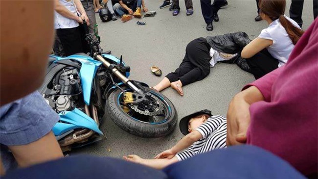 ha noi: xe z100 tong 2 nu &#39;ninja&#39; bay 5m gay tranh cai - 1