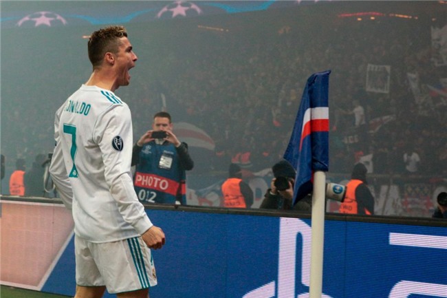Ronaldo toa sang dua Real vao tu ket Champions League hinh anh 11