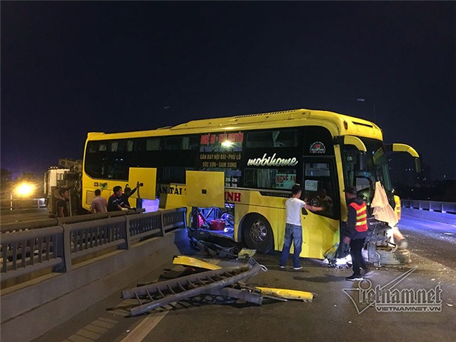 Hà Nội: Xe khách đâm xuyên thanh chắn, vành đai 3 ùn dài trong đêm