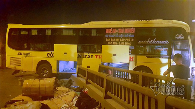 Hà Nội: Xe khách đâm xuyên thanh chắn, vành đai 3 ùn dài trong đêm