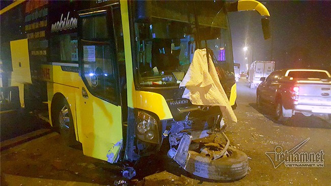 Hà Nội: Xe khách đâm xuyên thanh chắn, vành đai 3 ùn dài trong đêm