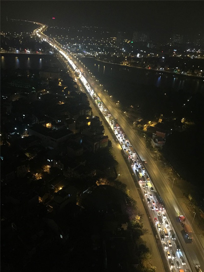 Hà Nội: Xe khách đâm xuyên thanh chắn, vành đai 3 ùn dài trong đêm