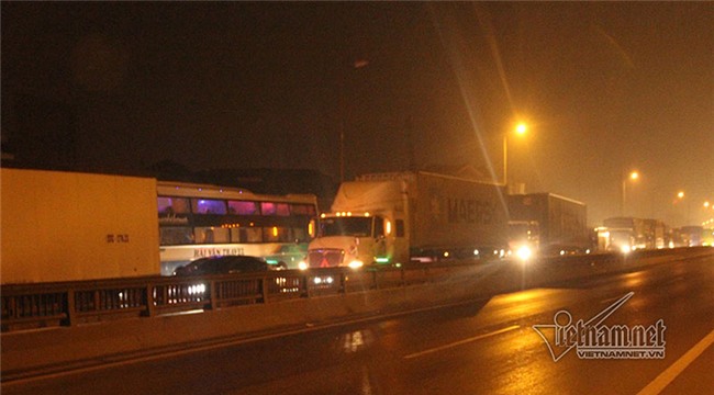 Hà Nội: Xe khách đâm xuyên thanh chắn, vành đai 3 ùn dài trong đêm