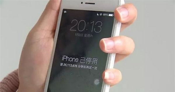 Hộp thoại thông báo cho biết iPhone sẽ bị khóa trong 25.113.676 phút