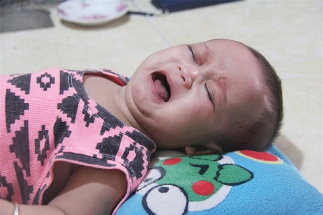 Xót cảnh người mẹ đi tìm ánh sáng cho đứa con trai mù 6 tháng tuổi, để em gái 12 tuổi nghỉ học vì nợ nần - Ảnh 12.