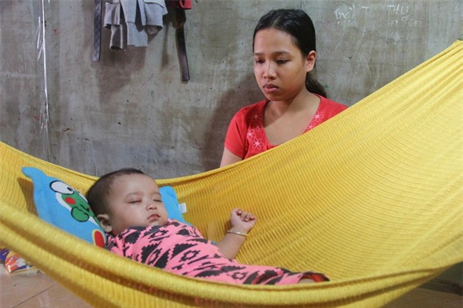 Xót cảnh người mẹ đi tìm ánh sáng cho đứa con trai mù 6 tháng tuổi, để em gái 12 tuổi nghỉ học vì nợ nần - Ảnh 13.