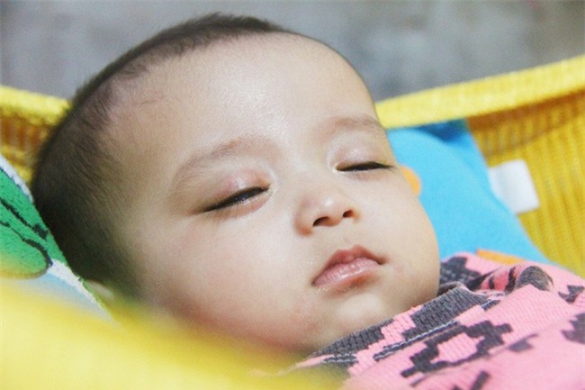 Xót cảnh người mẹ đi tìm ánh sáng cho đứa con trai mù 6 tháng tuổi, để em gái 12 tuổi nghỉ học vì nợ nần - Ảnh 8.