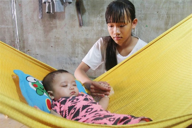 Xót cảnh người mẹ đi tìm ánh sáng cho đứa con trai mù 6 tháng tuổi, để em gái 12 tuổi nghỉ học vì nợ nần - Ảnh 9.