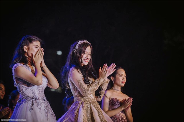 Minh Anh tỏa sáng trong các cuộc thi ở trường bởi sự thông minh, tài năng và xinh đẹp.