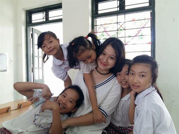 Minh Anh dạy học từ thiện cho các em nhỏ có hoàn cảnh đặc biệt.