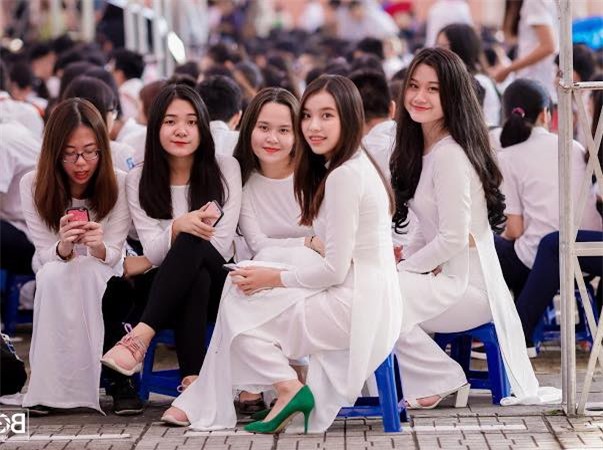 Minh Anh (ngoài cùng, bên phải) là một cô gái cá tính, hoạt bát, năng nổ tham gia nhiều hoạt động ngoại khóa trong và ngoài trường.