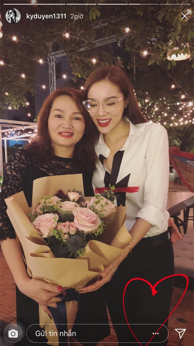 Tay chơi hàng hiệu như Kỳ Duyên mà chỉ dùng son 3CE giá 300 ngàn - Ảnh 2.