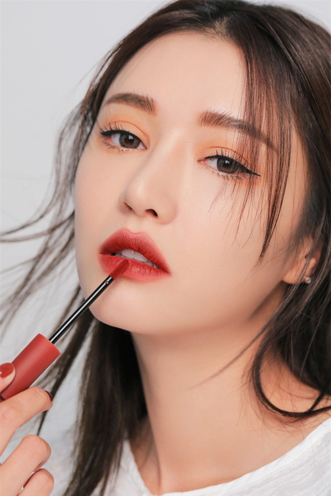 Tay chơi hàng hiệu như Kỳ Duyên mà chỉ dùng son 3CE giá 300 ngàn - Ảnh 6.