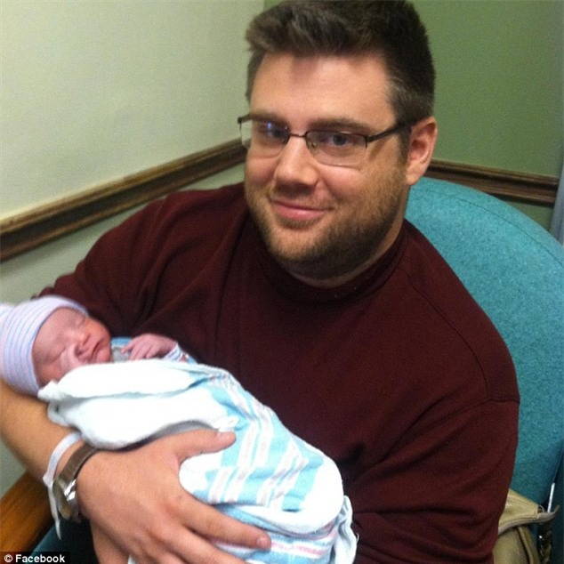 Ngửi mùi thối khủng khiếp, chàng thanh niên tìm thấy thi thể trẻ em và tội ác của người bố đã bị phanh phui - Ảnh 1.