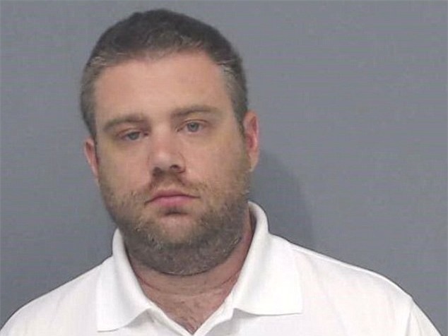 Ngửi mùi thối khủng khiếp, chàng thanh niên tìm thấy thi thể trẻ em và tội ác của người bố đã bị phanh phui - Ảnh 3.