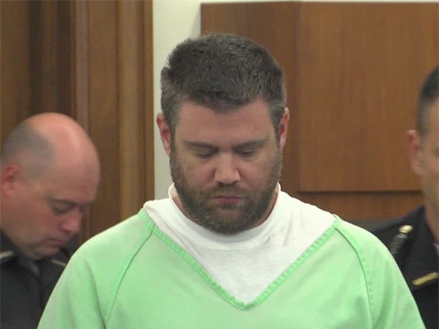 Ngửi mùi thối khủng khiếp, chàng thanh niên tìm thấy thi thể trẻ em và tội ác của người bố đã bị phanh phui - Ảnh 4.