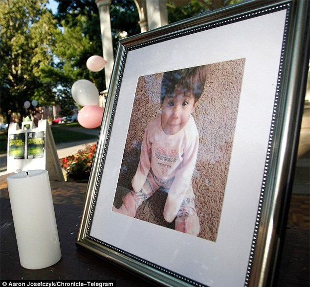 Ngửi mùi thối khủng khiếp, chàng thanh niên tìm thấy thi thể trẻ em và tội ác của người bố đã bị phanh phui - Ảnh 7.