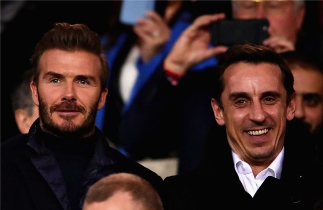 Beckham lịch lãm, ngồi cạnh siêu mẫu Bella Hadid trên khán đài sân Công viên các Hoàng tử - Ảnh 1.