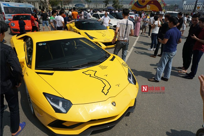 Siêu xe triệu đô của đại gia Việt gây bão phố núi Lào Cai-1