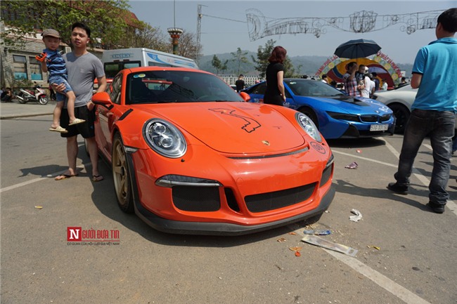 Siêu xe triệu đô của đại gia Việt gây bão phố núi Lào Cai-2