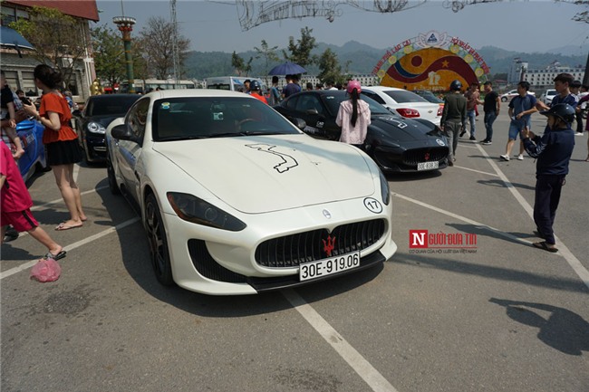 Siêu xe triệu đô của đại gia Việt gây bão phố núi Lào Cai-3