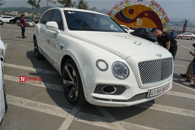 Siêu xe triệu đô của đại gia Việt gây bão phố núi Lào Cai-5