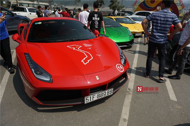 Siêu xe triệu đô của đại gia Việt gây bão phố núi Lào Cai-9