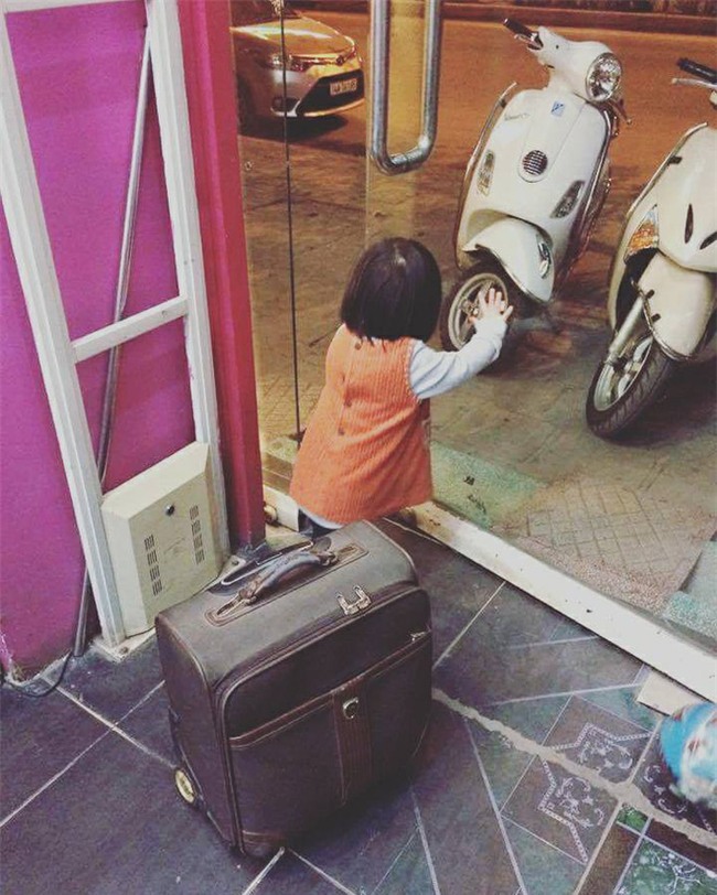 Nói còn chưa sõi nhưng cô bé 2 tuổi đã nhiều lần xách vali bỏ nhà ra đi với lý do Con đi cứu giúp bạn bè - Ảnh 2.