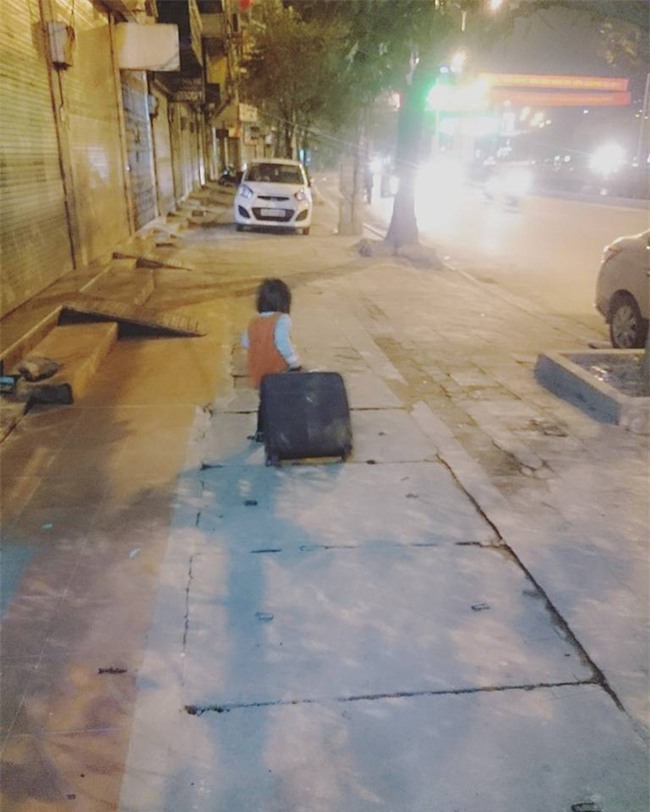 Nói còn chưa sõi nhưng cô bé 2 tuổi đã nhiều lần xách vali bỏ nhà ra đi với lý do Con đi cứu giúp bạn bè - Ảnh 4.