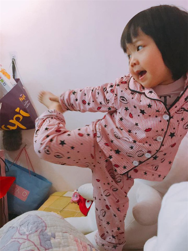 Nói còn chưa sõi nhưng cô bé 2 tuổi đã nhiều lần xách vali bỏ nhà ra đi với lý do Con đi cứu giúp bạn bè - Ảnh 9.