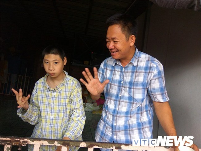 Ong bo thi hat bi to loi dung 2 con teo nao truc loi gio ra sao? hinh anh 4